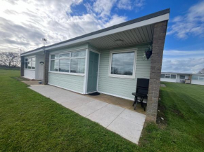 The Green One, Sunbeach, Scratby - Two bed chalet, sleeps 5, free Wi-Fi, pet friendly, bed linen and towels included plus free entry to onsite clubhouse
